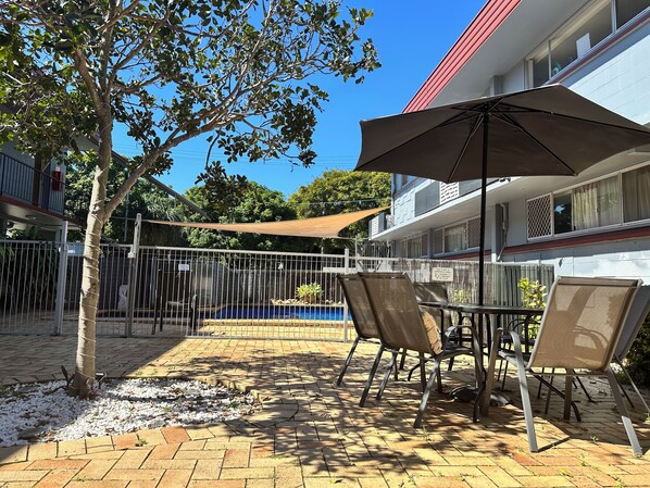 Outdoor dining - Airway Motel (Ascot)