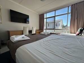 Kamer, 1 twee- of 2 eenpersoonsbedden (One Queen + One Single, No pets) | Een strijkplank/strijkijzer, gratis wifi, beddengoed