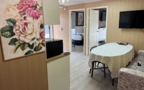 2 Bedroom Apartment (No Pets) | In-room dining - Airway Motel (Ascot)