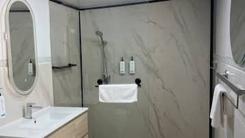 Executive appartement, 2 slaapkamers, huisdieren niet toegestaan | Badkamer | Een douche, een haardroger, handdoeken, zeep