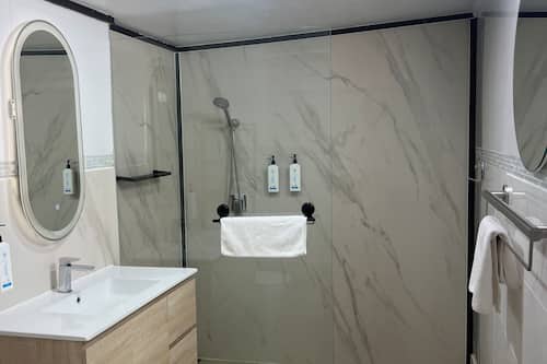 Appartamento Executive, 2 camere da letto, animali non ammessi | Bagno | Doccia, asciugacapelli, asciugamani, sapone
