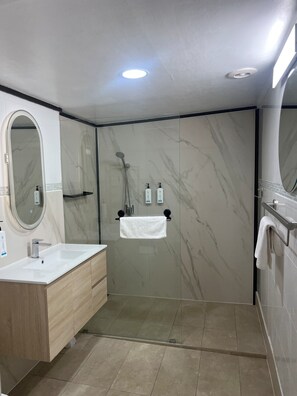 Apartamento executivo, 2 quartos, não aceita animais de estimação | Banheiro | Chuveiro, secador de cabelo, toalhas de banho, sabonete