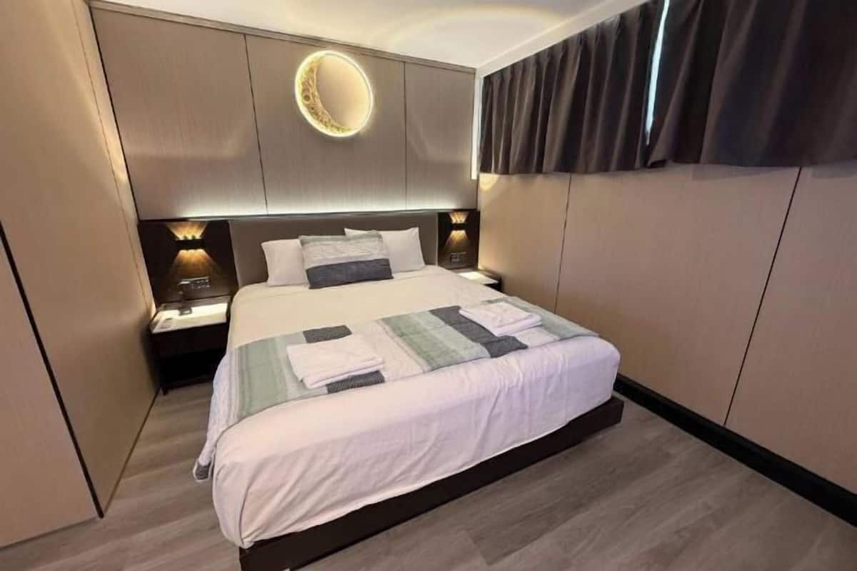 Tabla de planchar con plancha, wifi gratis, ropa de cama