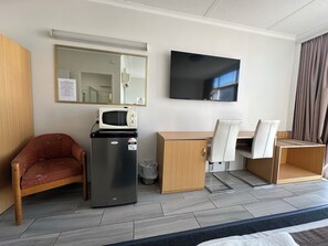 Kamer, 1 twee- of 2 eenpersoonsbedden (One Queen + One Single, No pets) | Een strijkplank/strijkijzer, gratis wifi, beddengoed