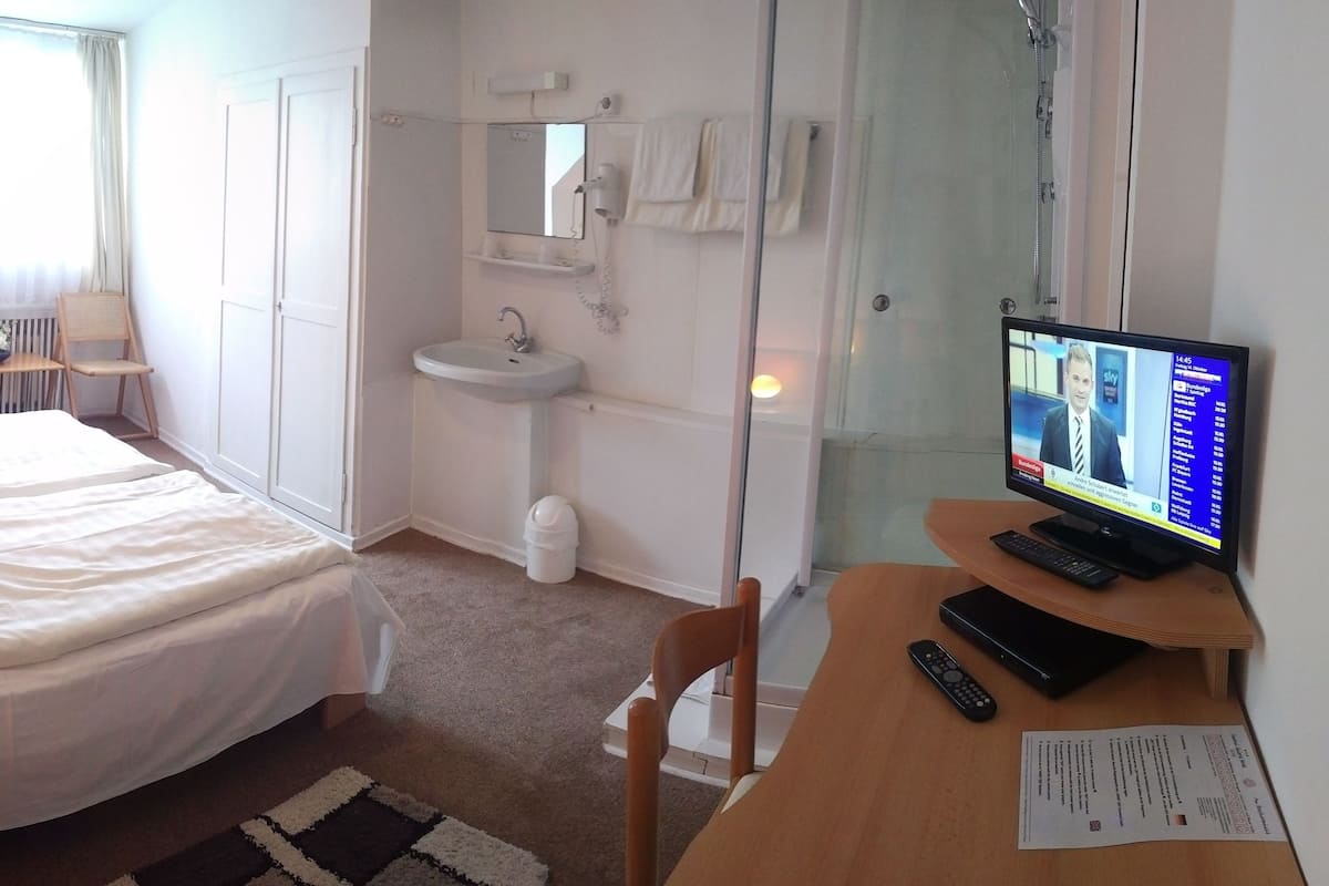 Budget Doppelzimmer (Dusche und Waschbecken im Zimmer, WC auf Flur)