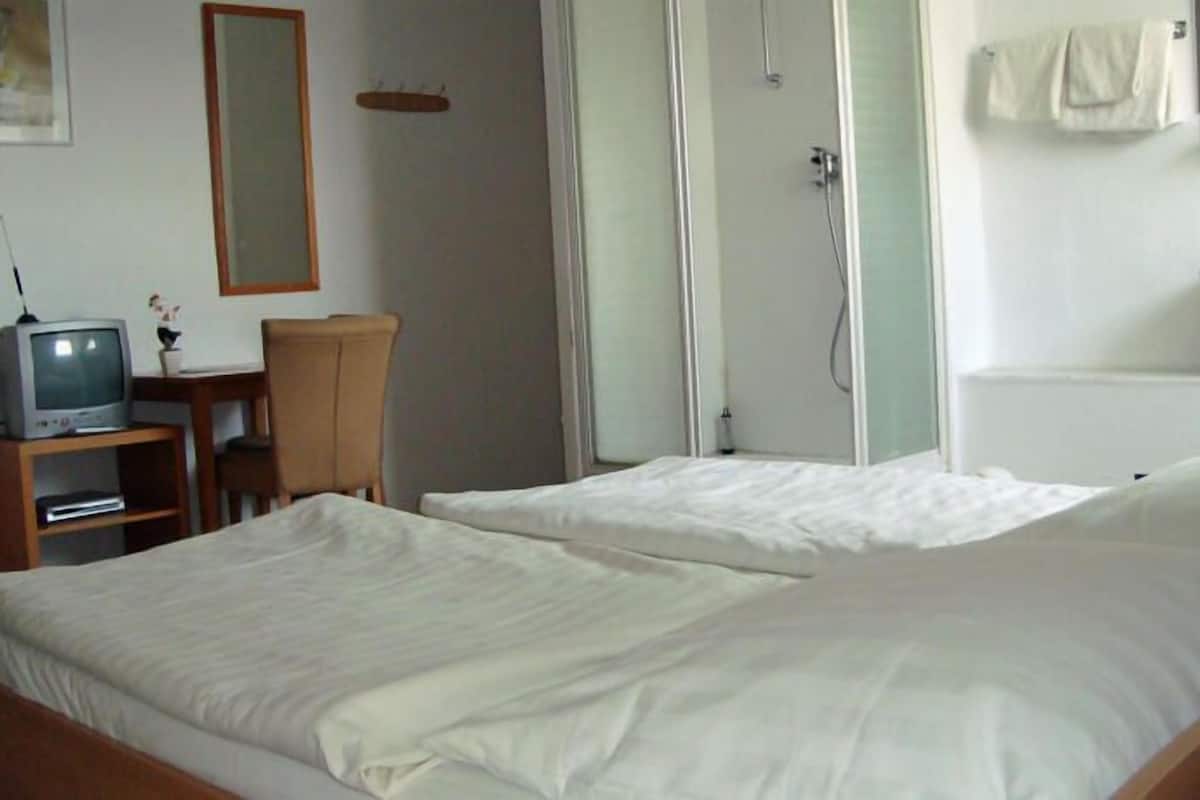 Budget 2-Zimmer-Kombination (Familienzimmer - Dusche und Waschbecken im Zimmer, WC auf Flur)