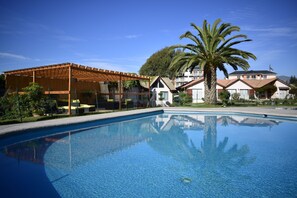 Piscine extérieure, chaises longues