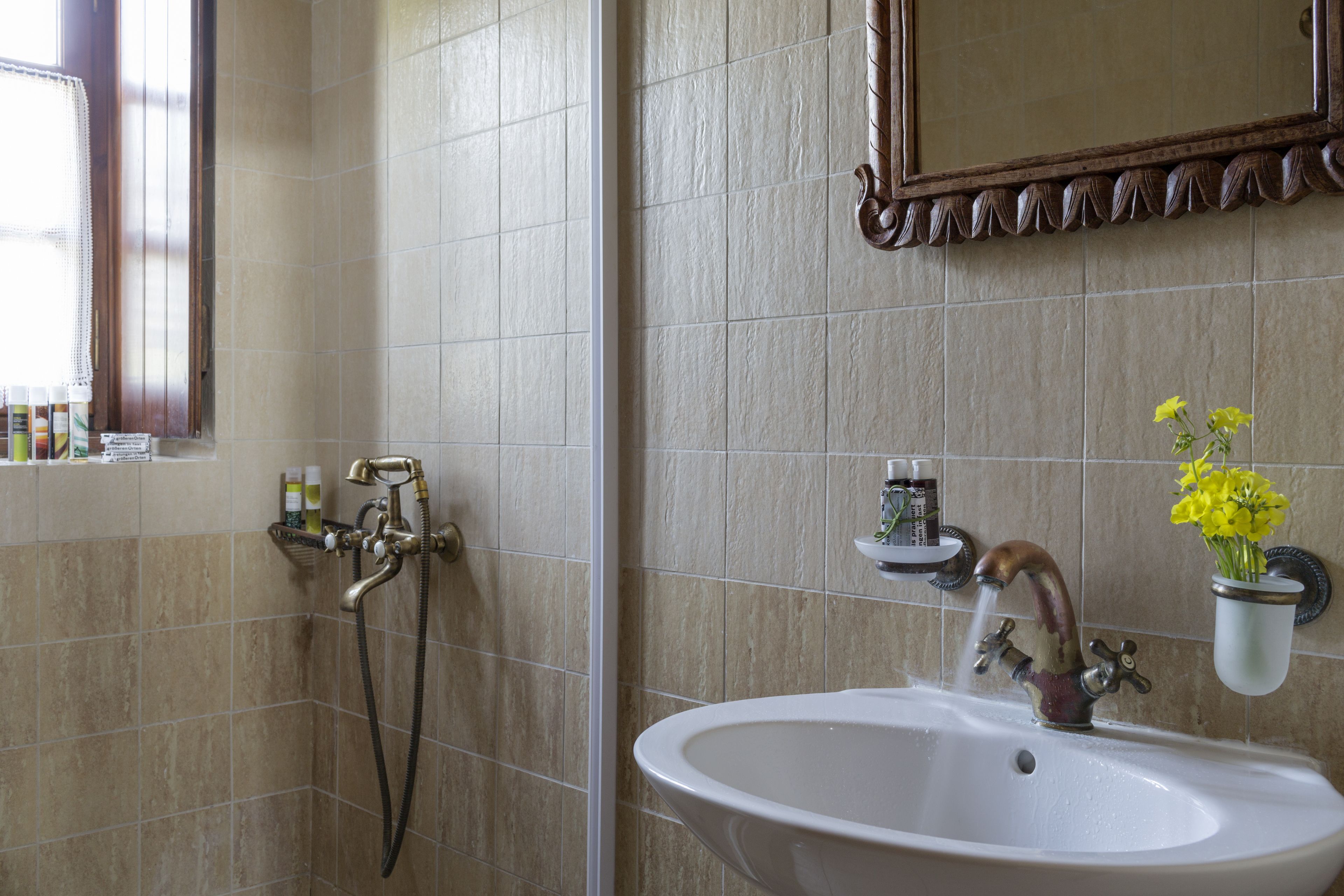 Un baño con ducha, lavabo y espejo.