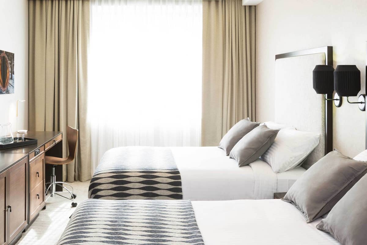 Ropa de cama de alta calidad y caja de seguridad en la habitación