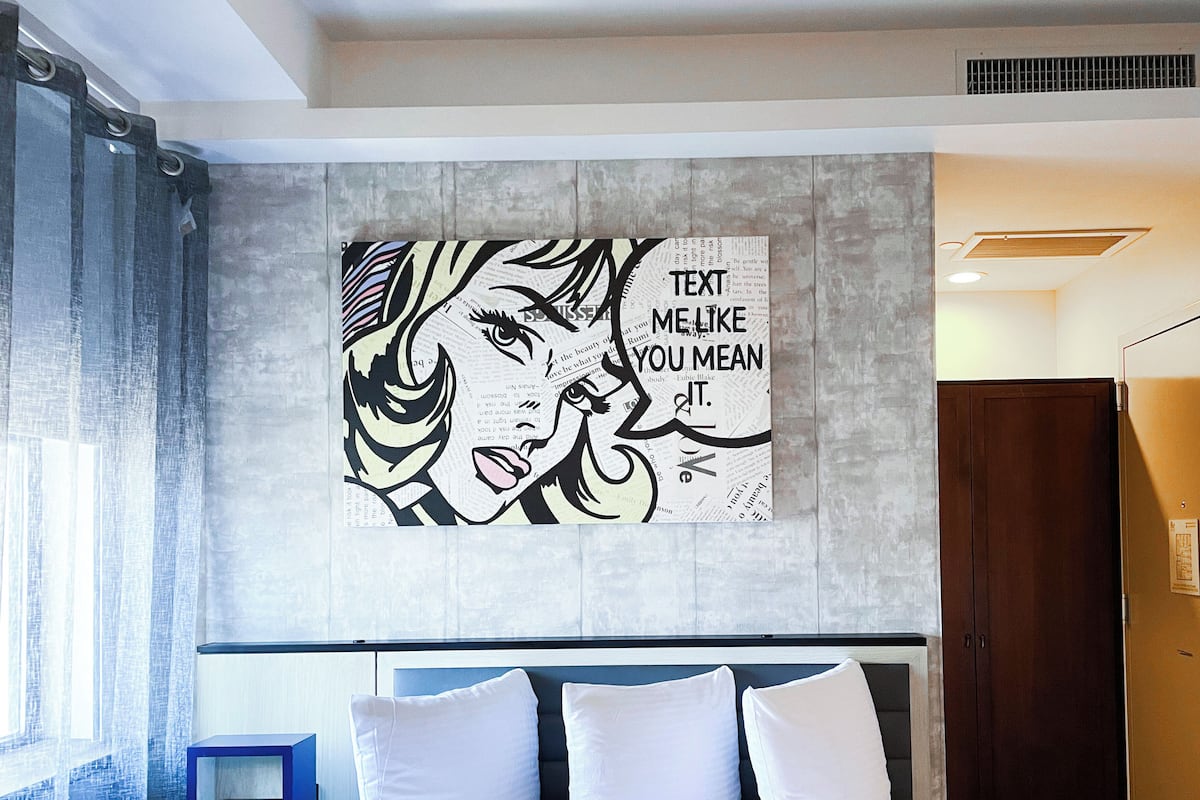 Ropa de cama de alta calidad y caja de seguridad en la habitación