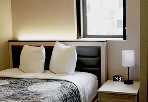 Premium Deluxe King | 1 bedroom, premium bedding, in-room safe, soundproofing