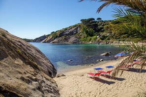 Playa en los alrededores y toallas de playa 