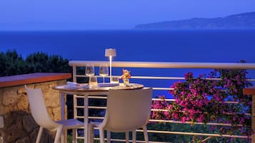 Aperto a colazione e cena, cucina italiana, con vista sul mare