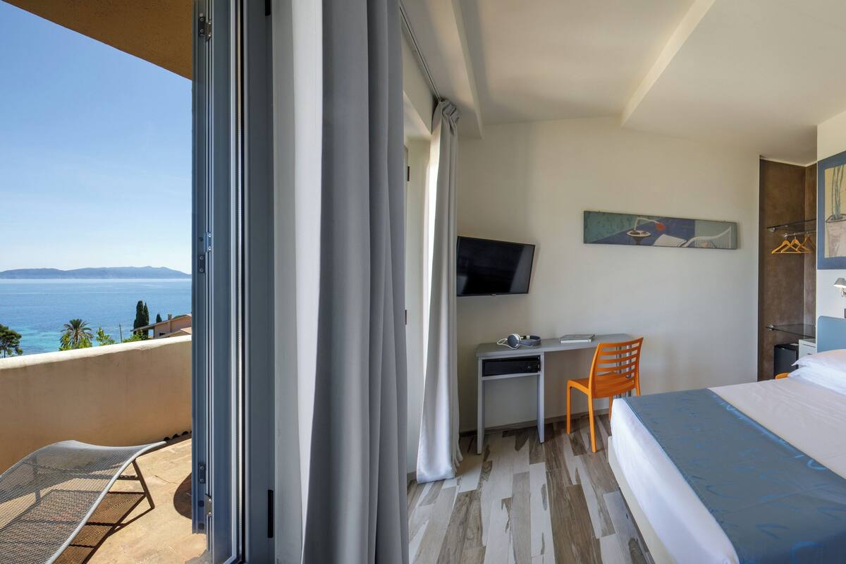 Chambre supérieure double | Literie de qualité, minibar, coffre-fort, bureau