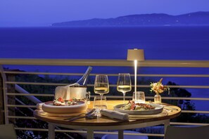 朝食、ディナーに営業 (イタリア料理、オーシャン ビュー)