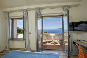 Quarto casal superior, vista para o mar | Roupas de cama premium, frigobar, cofres nos quartos, escrivaninha