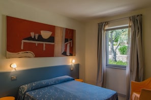 Chambre économique double, vue sur le jardin | Literie de qualité, minibar, coffre-fort, bureau