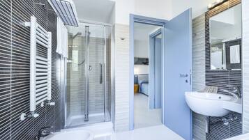 Habitació doble clàssica, vistes parcials al mar | Roba de llit d'alta qualitat, minibar i caixa forta a l'habitació