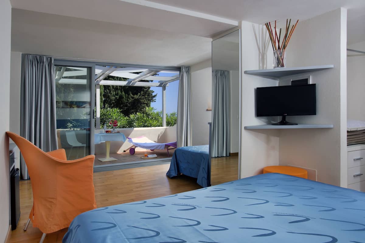 Classic Double Room, Partial Sea View | Premium bedding, minibar, in-room safe, desk