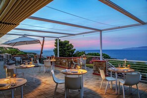 Breakfast, dinner served; Italian cuisine, ocean views 