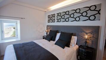 Un dormitorio moderno con una cama grande, una mesita de noche y un panel decorativo en la pared.