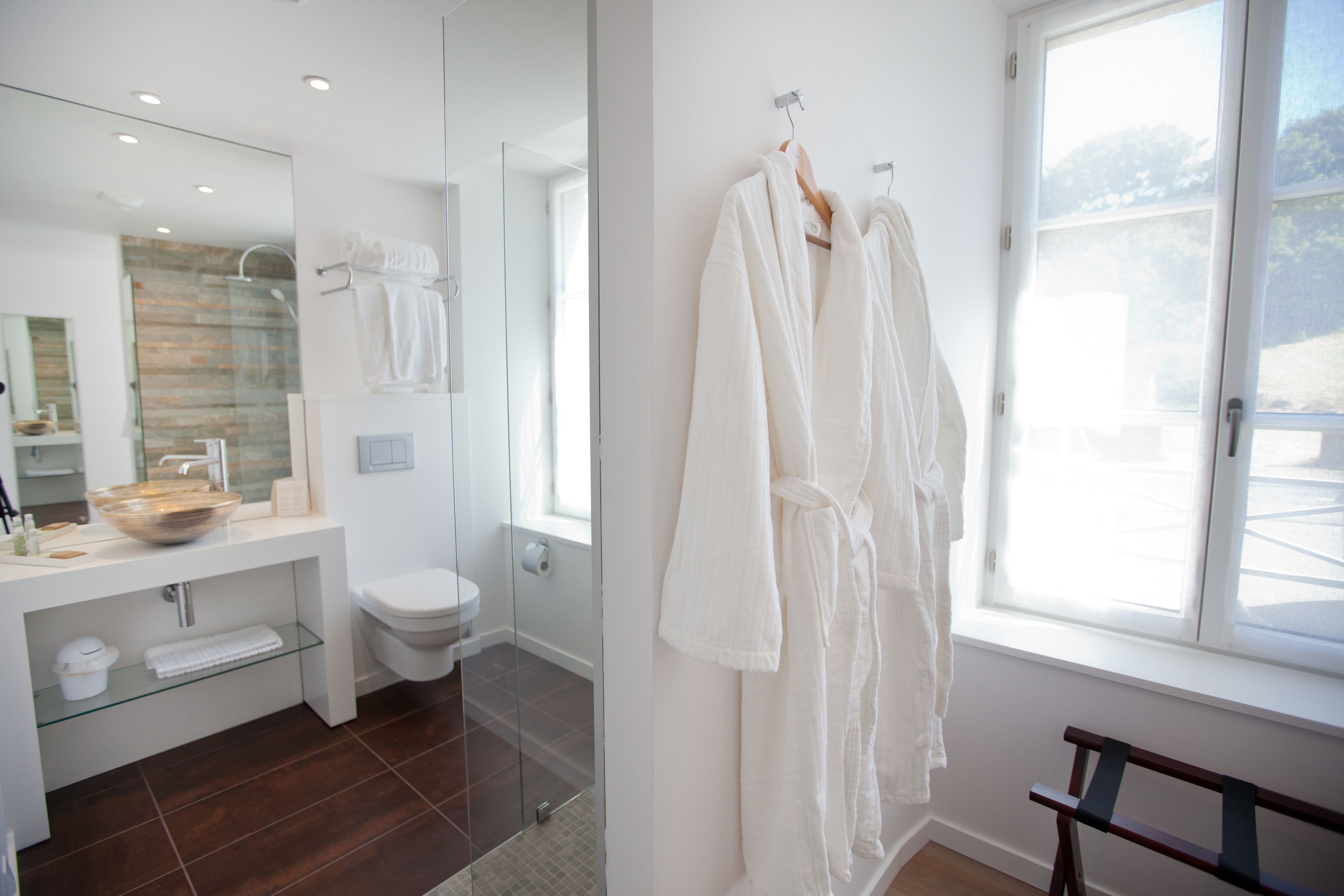 queen suite | bathroom | shower, free toiletries, hair dryer