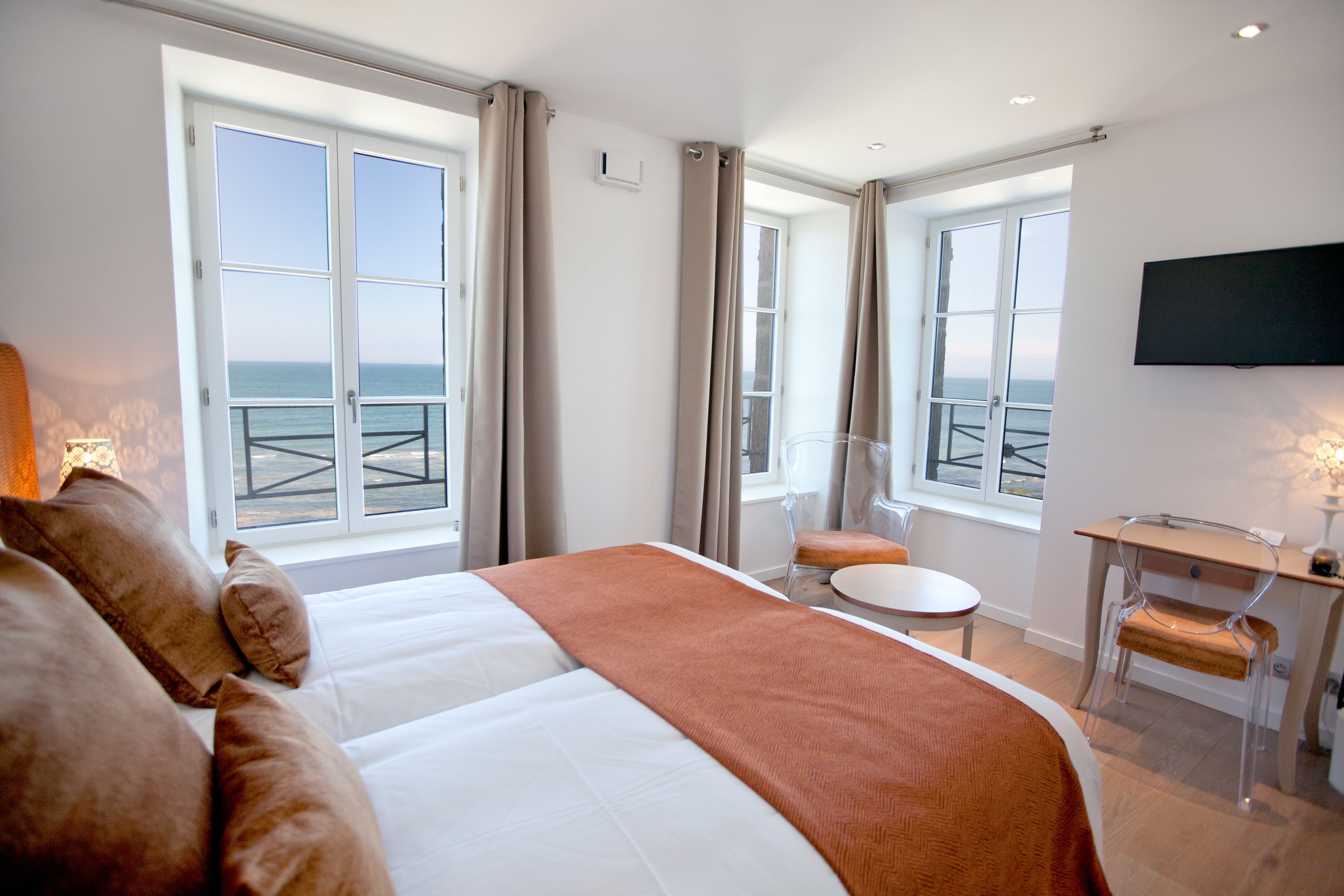 Comfort-huone | Yksilöllisesti sisustettu, työpöytä, äänieristys, silitysrauta/-lauta