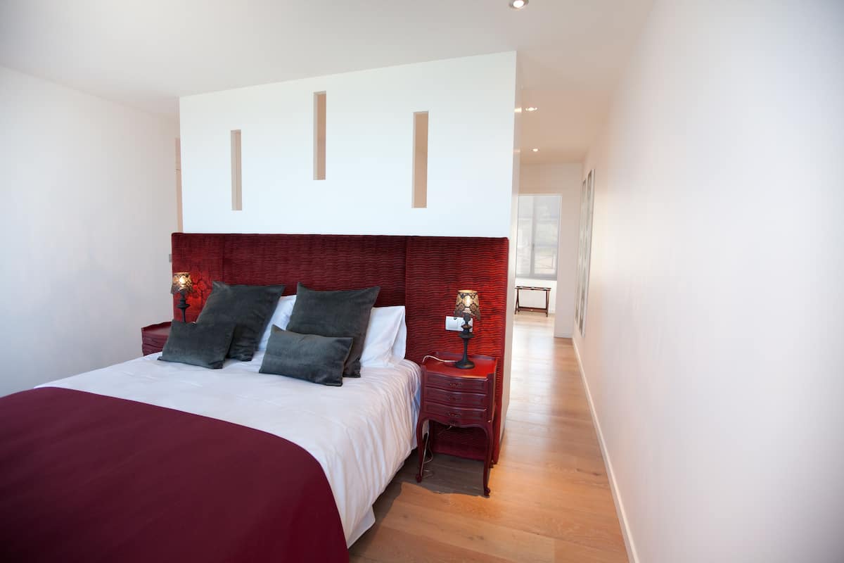 Queen Suite | Individually decorated, desk, soundproofing, iron/ironing board