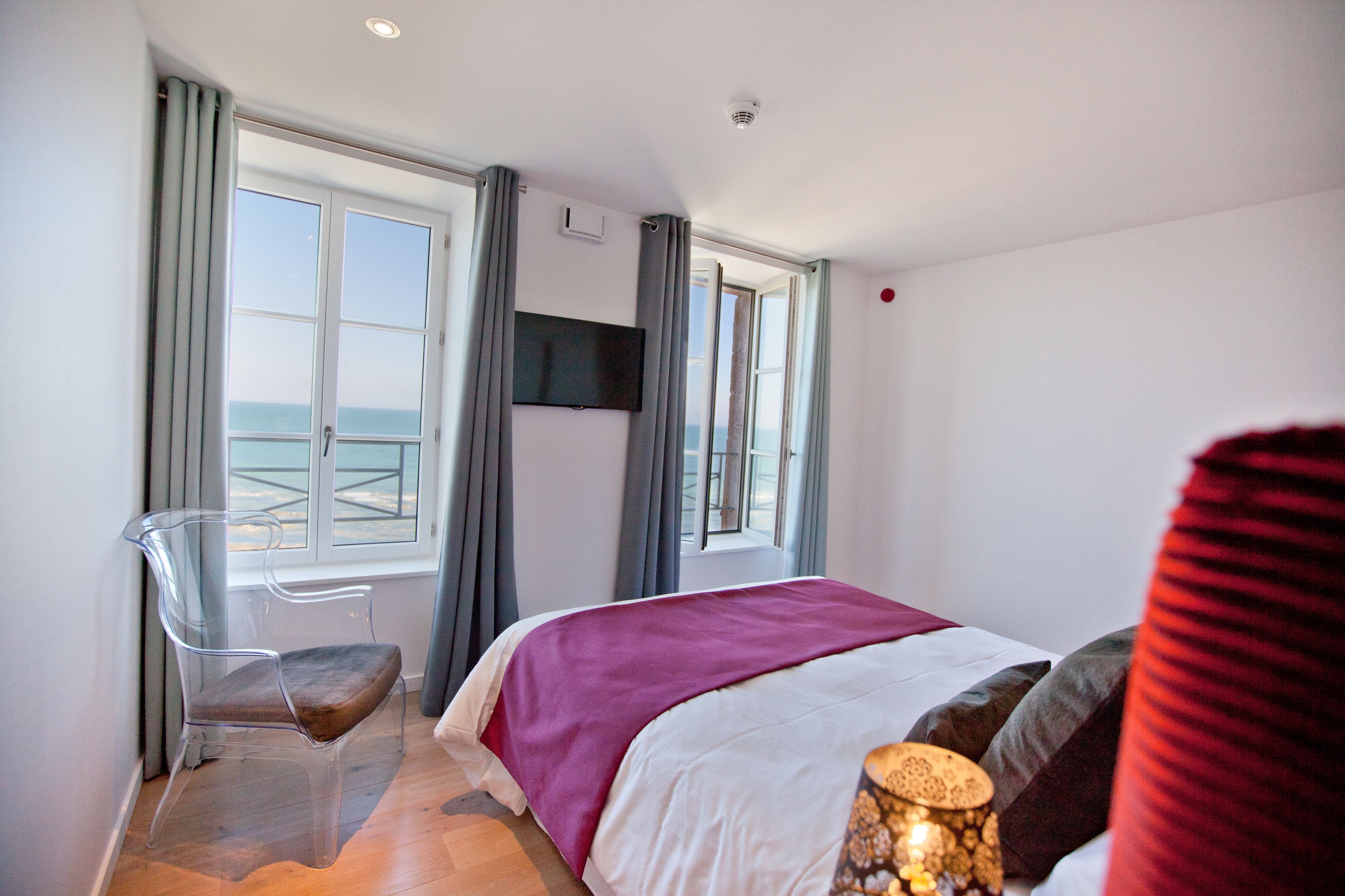 queen suite | individually decorated, desk, soundproofing, iron/ironing board