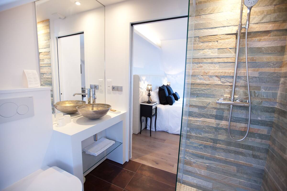 comfort room | bathroom | shower, free toiletries, hair dryer