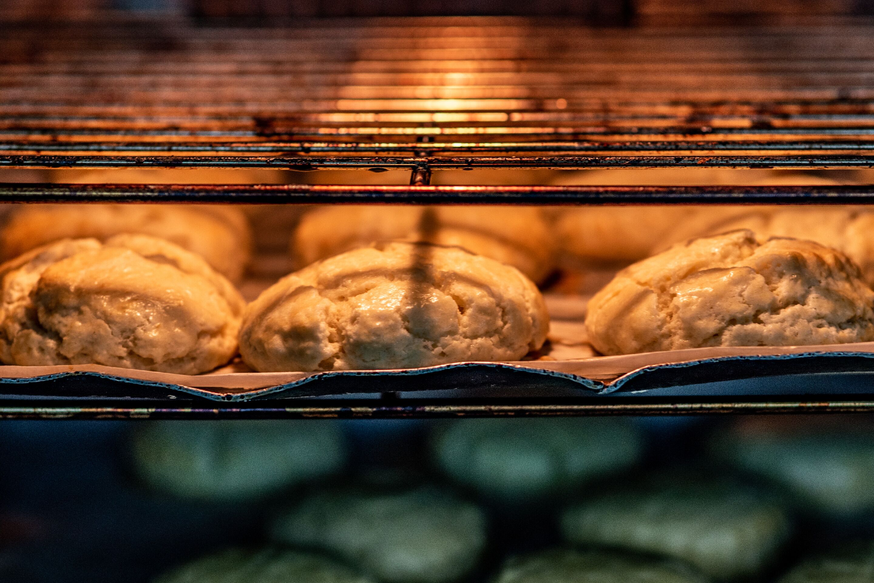 Una bandeja de muffins recién horneados en un horno.