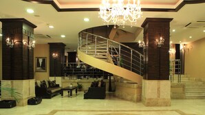 A spacious lobby with a marble floor, a curved staircase, and a chandelier. - Rescate Boutique Hotel Ankara (Ankara)