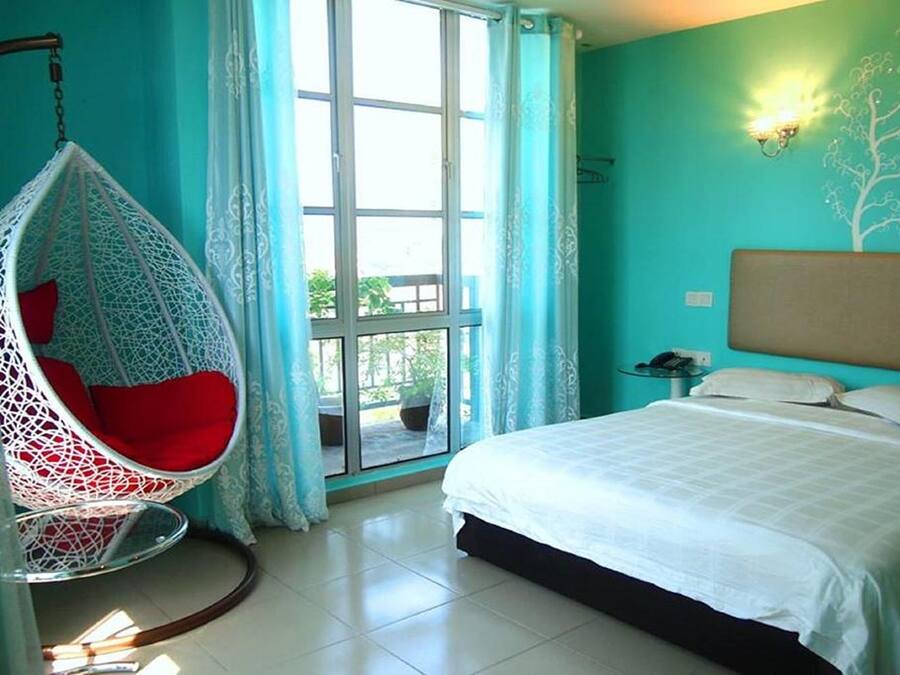 Caja de seguridad en la habitación y escritorio