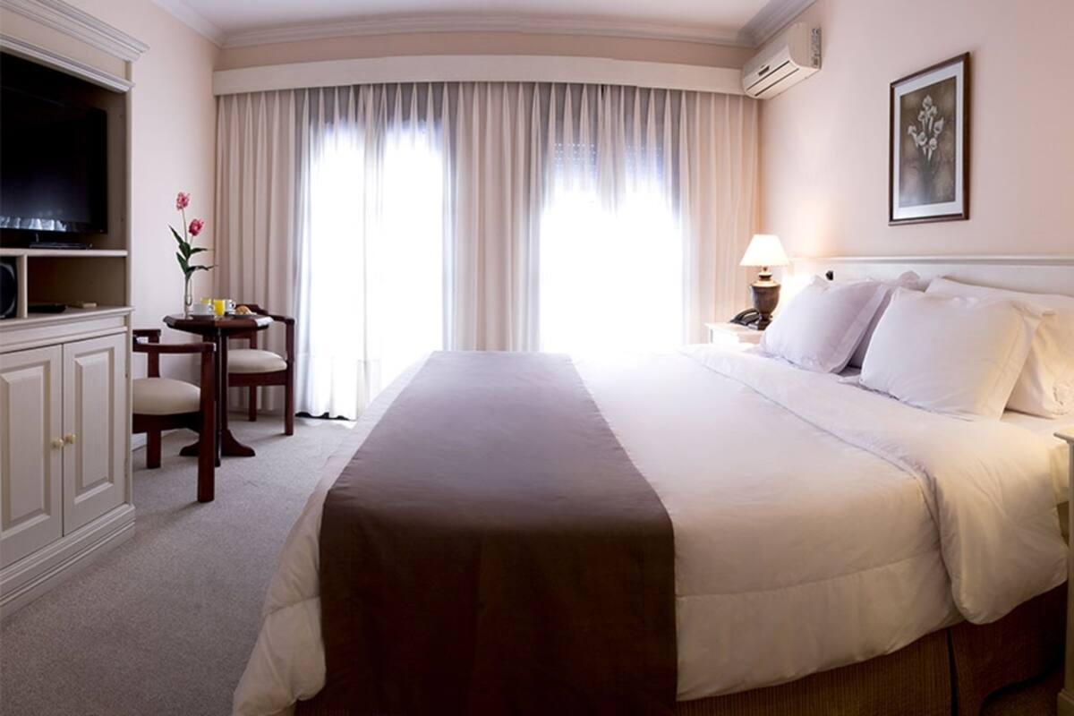 Suite | Cribs (free), WiFi (free), bed sheets