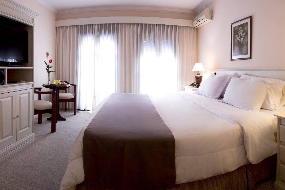 Cribs (free), WiFi (free), bed sheets