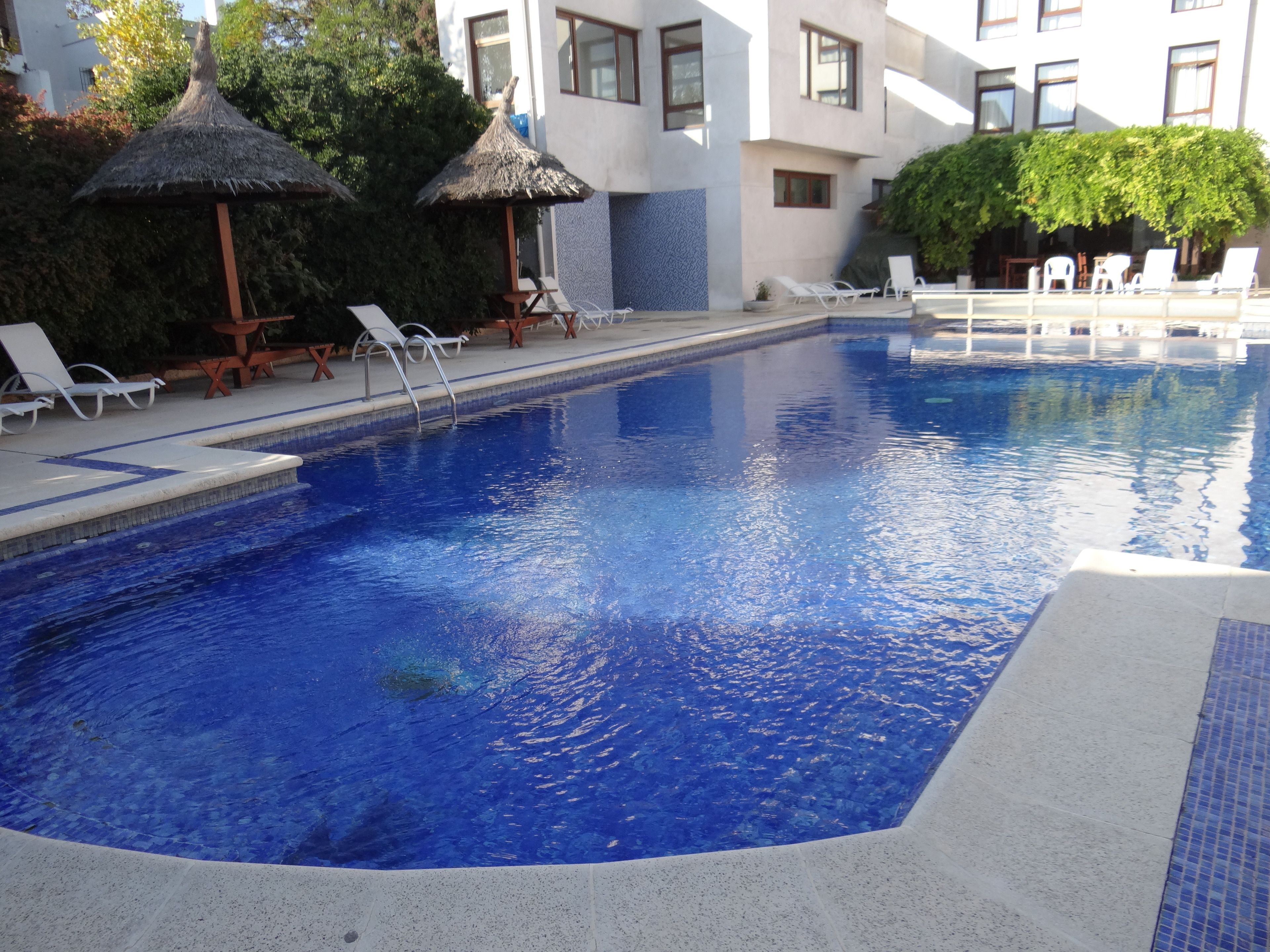 من حمّامات السباحة المغطاة، حمّام سباحة خارجي