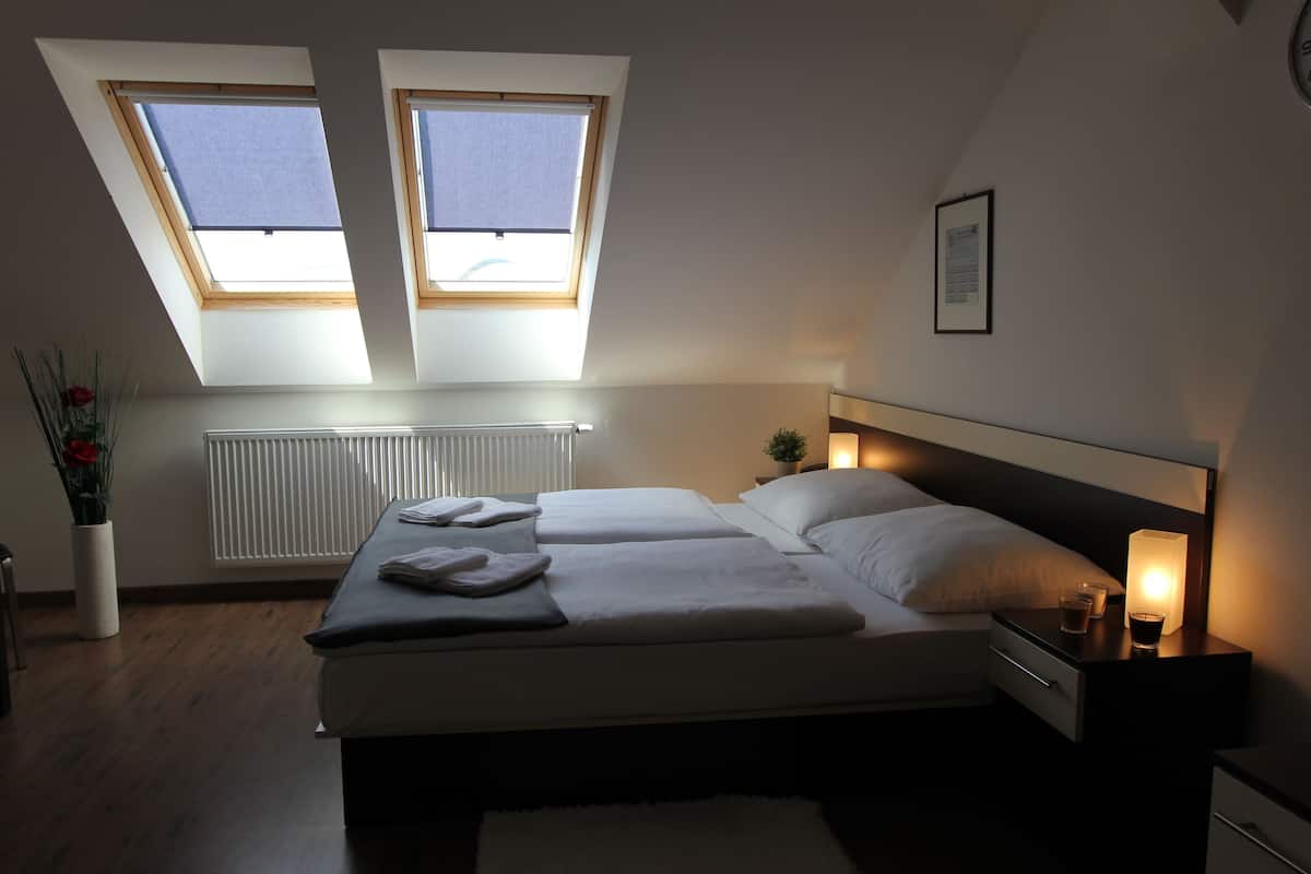Studio | In-room safe, blackout drapes, soundproofing, iron/ironing board