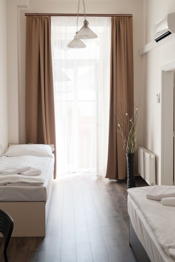 Íbúð - verönd | Öryggishólf í herbergi, myrkratjöld/-gardínur, hljóðeinangrun