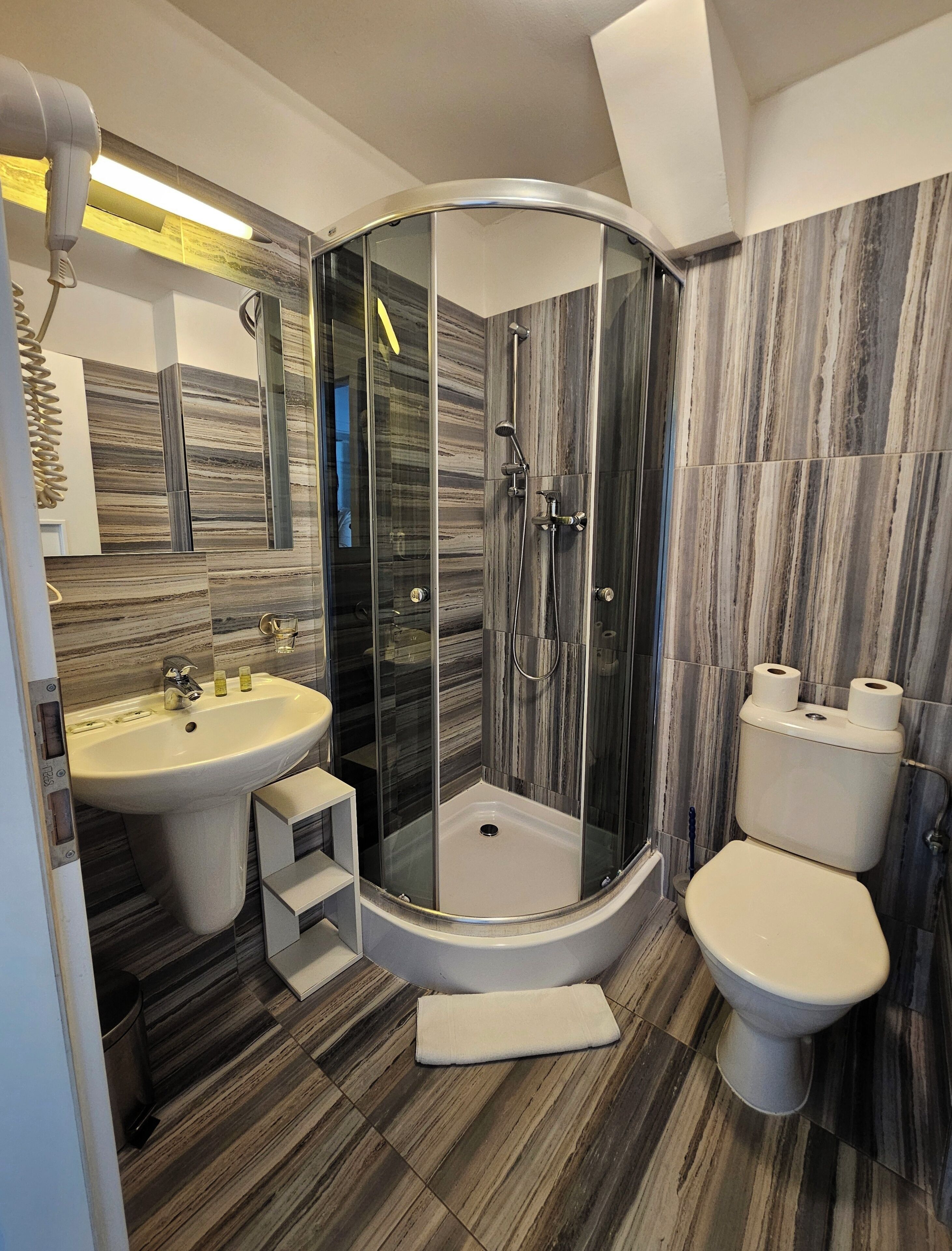 Shower, hair dryer, towels