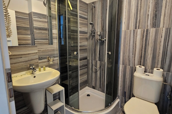Shower, hair dryer, towels