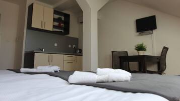 Estudio | Caja de seguridad en la habitación, cortinas blackout y insonorización