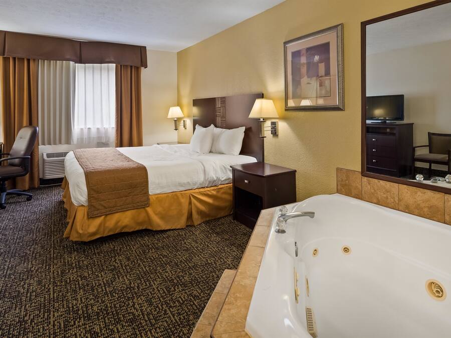 Standard Room, 1 King Bed, Non Smoking, Jetted Tub | In-room safe, desk, laptop workspace, blackout drapes