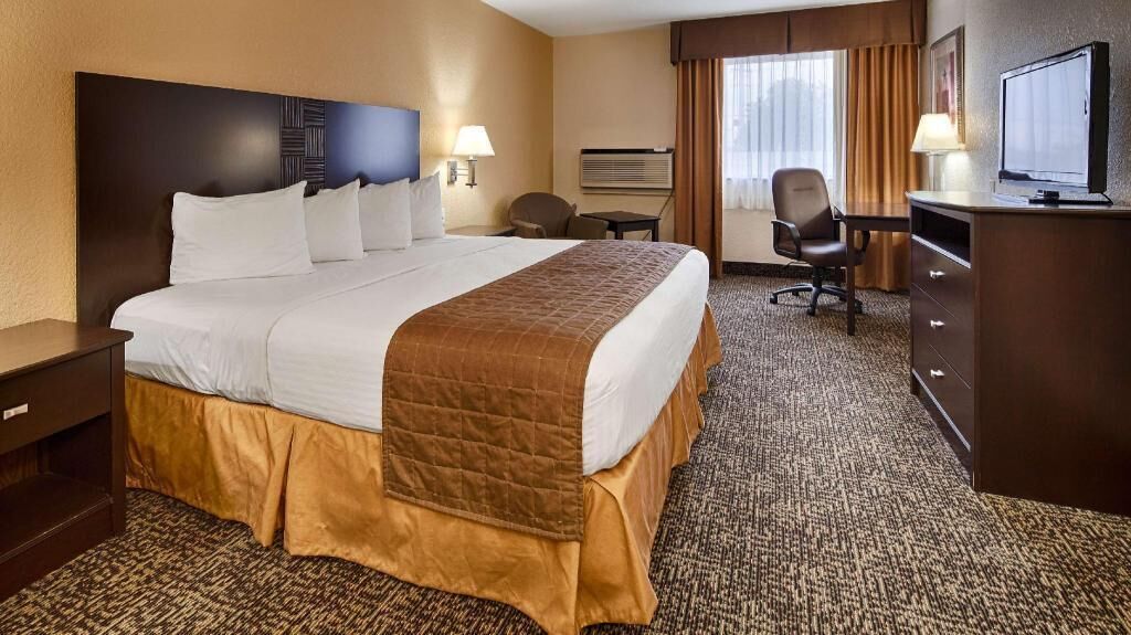In-room safe, desk, laptop workspace, blackout drapes