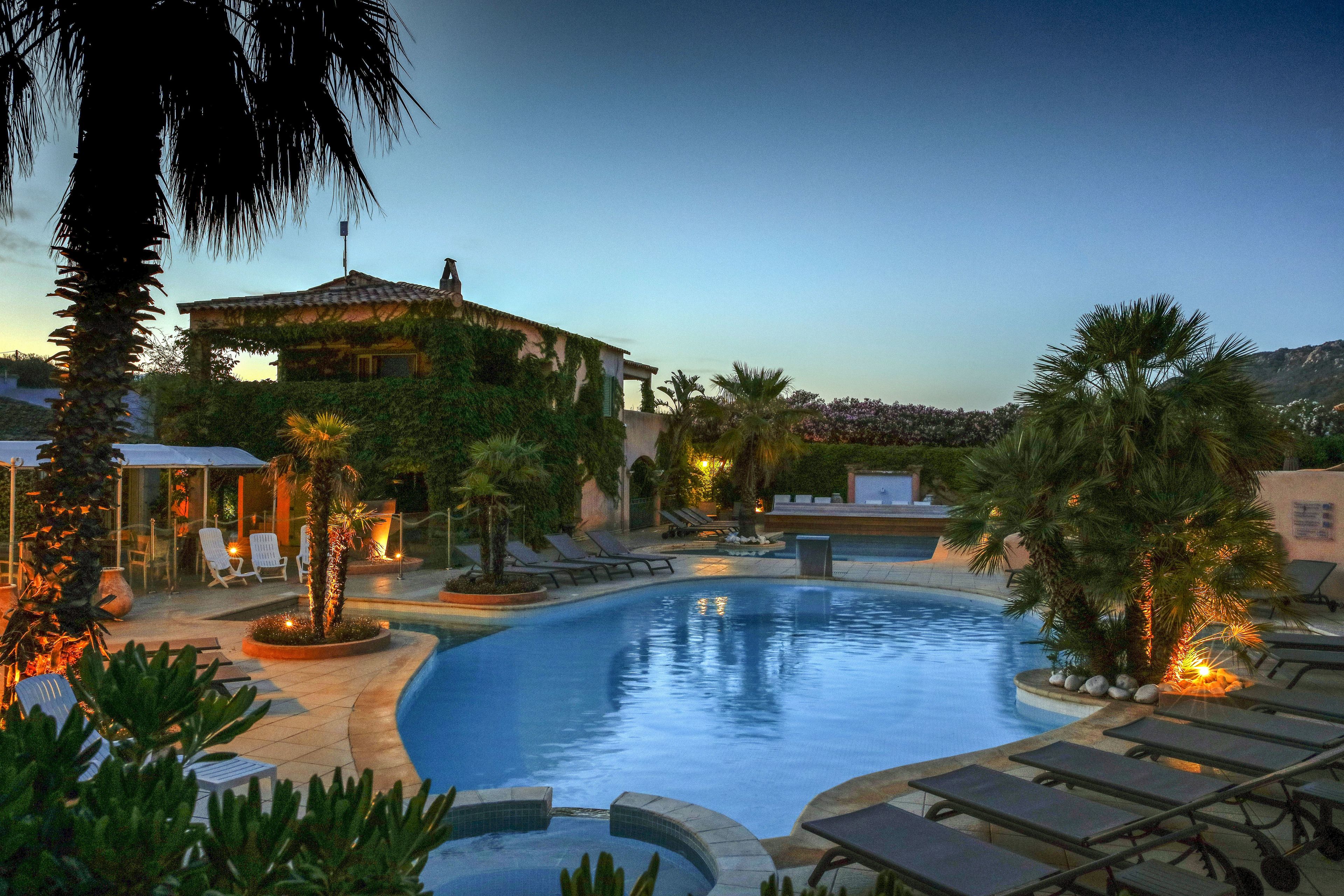 Hồ bơi ngoài trời phục vụ theo mùa, ghế dài tắm nắng 