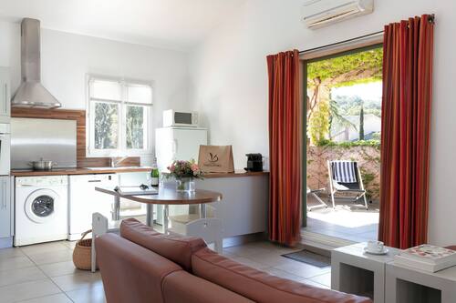 Apartamento superior, 2 habitaciones, terraza | Cocina privada | Frigorífico grande, microondas, horno y placa de cocina