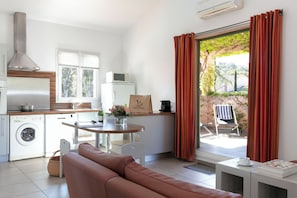 Apartamento superior, 2 habitaciones, terraza | Cocina privada | Frigorífico grande, microondas, horno y placa de cocina