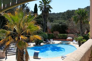 A swimming pool with lounge chairs and palm trees. - Résidence Vasca D'Oro (Porto-Vecchio)