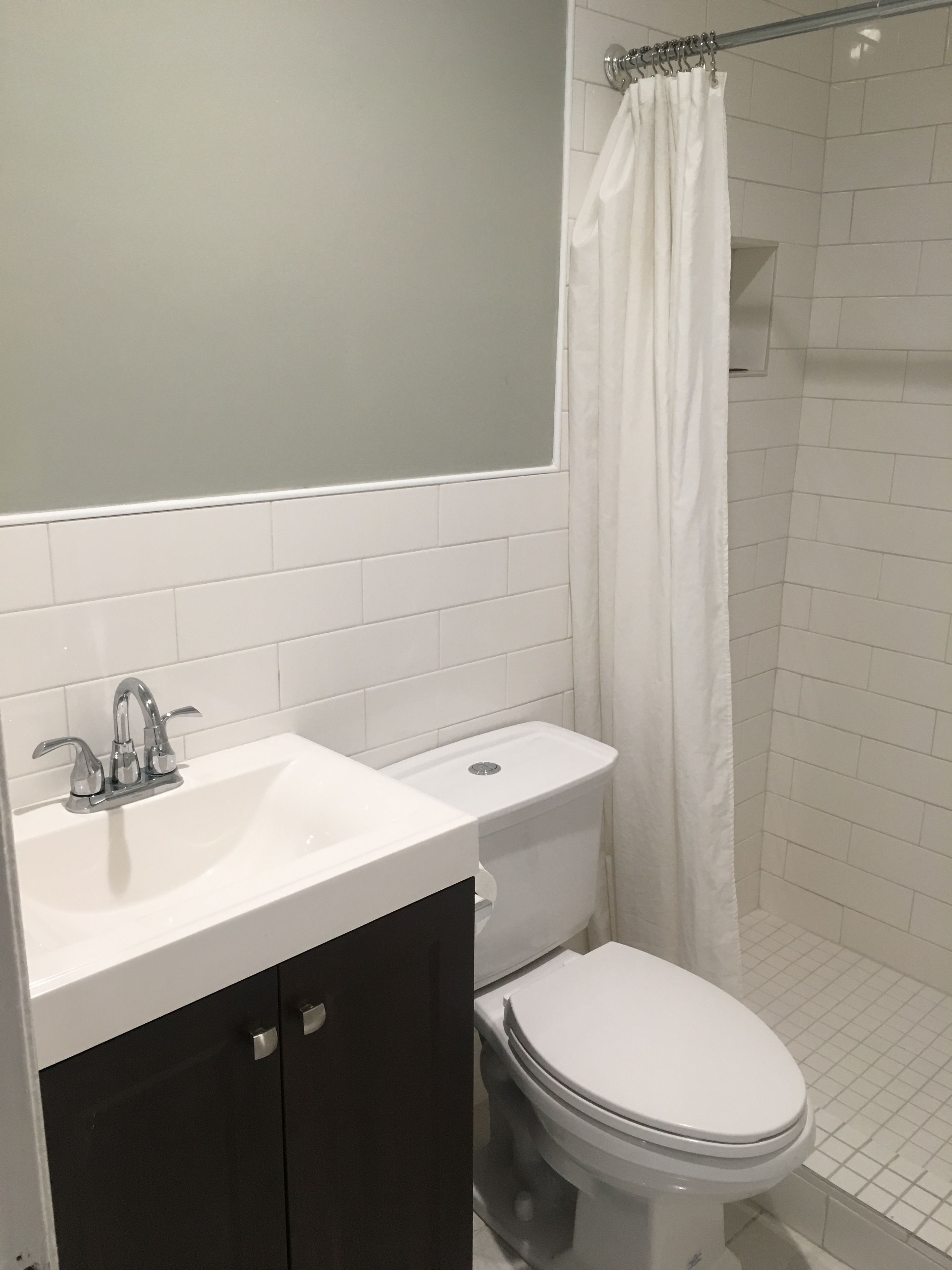 Bañera con ducha, artículos de tocador gratuitos, secador de pelo