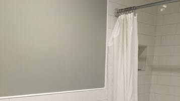 Bañera con ducha, artículos de tocador gratuitos, secador de pelo