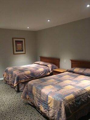 Zimmer | Schreibtisch, Verdunkelungsvorhänge, Bügeleisen/Bügelbrett